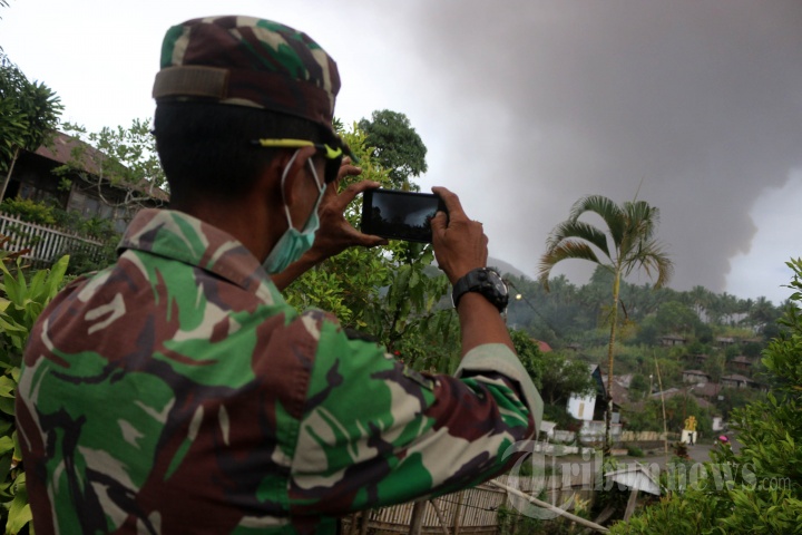 Gunung Soputan Meletus