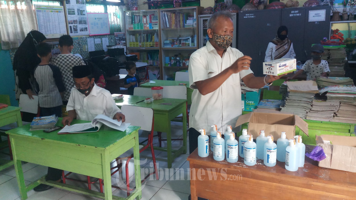 Guru Persiapan Prokes Pembelajaran Tatap Muka SD Tangerang