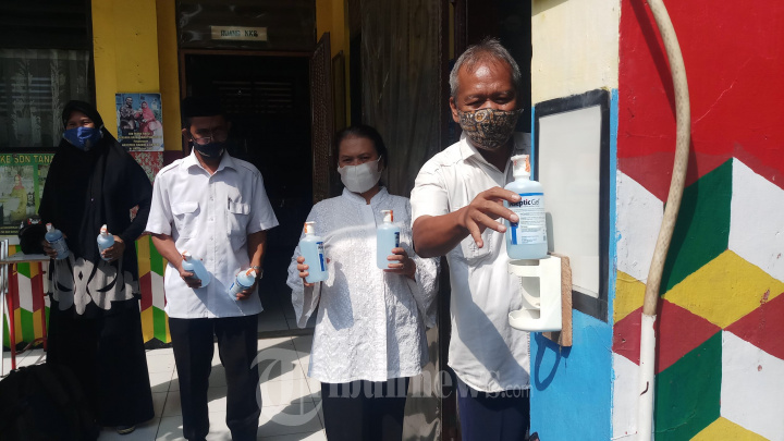 Guru Persiapan Prokes Pembelajaran Tatap Muka SD Tangerang