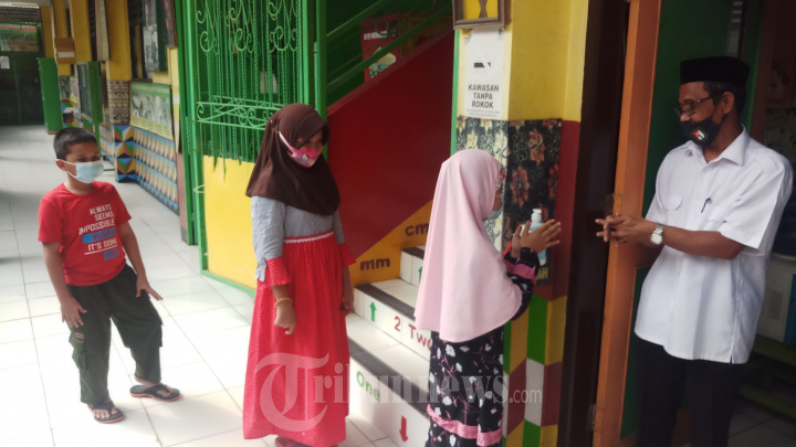 Guru Persiapan Prokes Pembelajaran Tatap Muka SD Tangerang