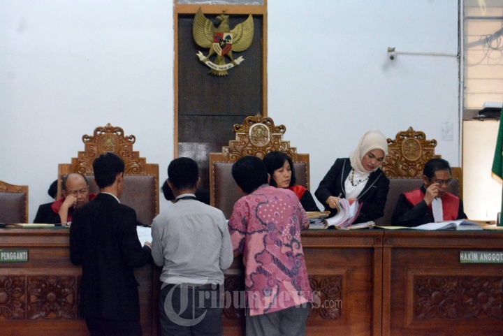 Hakim Lenny Pimpim Sidang Sengketa PT Astra