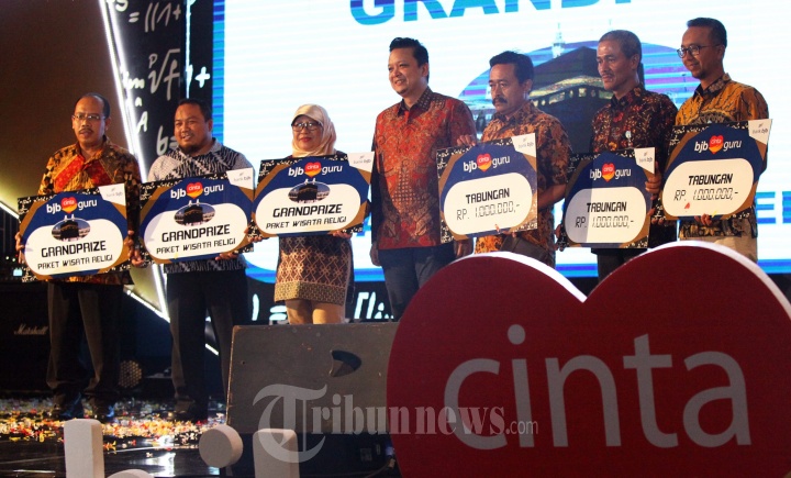 Hakim Putratama Serahkan Hadiah Undian BJB Cinta Guru
