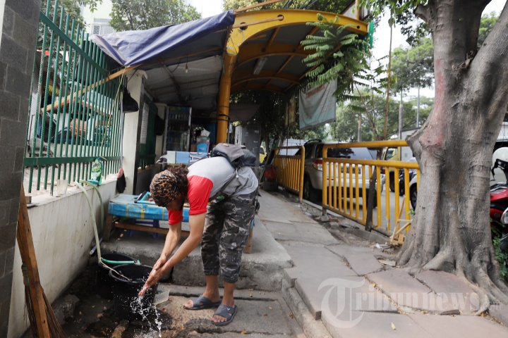 Halte Bus Jadi Warung Makan