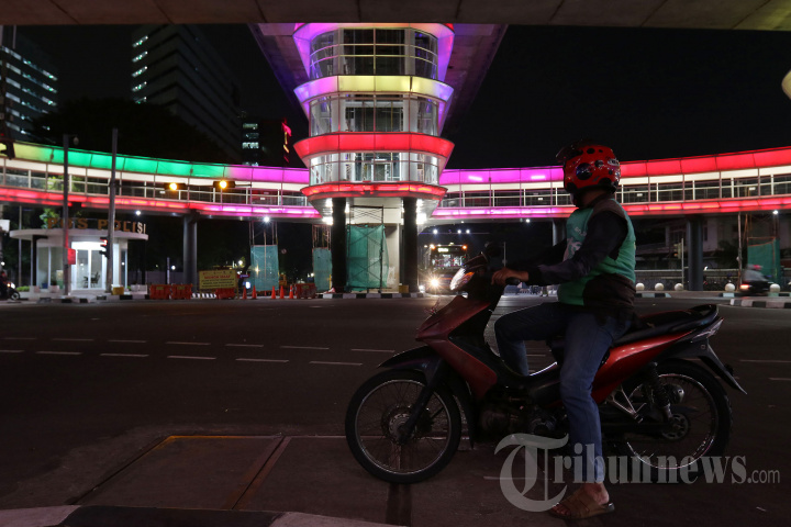 Halte CSW Jakarta Berhiaskan Lampu Warna Warni