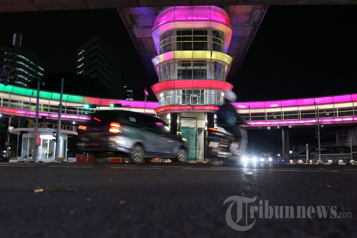 Halte CSW Jakarta Berhiaskan Lampu Warna Warni