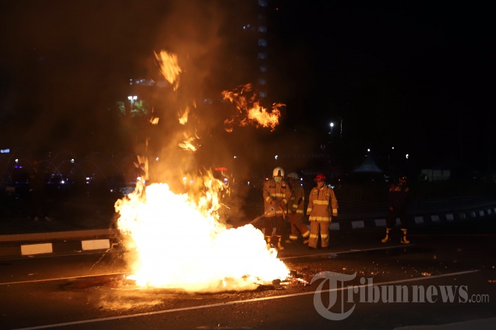 Massa Tolak UU Cipta Kerja Bakar Halte Tosari Jakarta