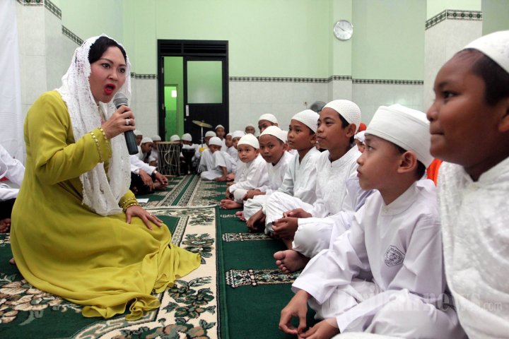Happy Farida Djarot Bersilaturahmi Dengan Anak Yatim