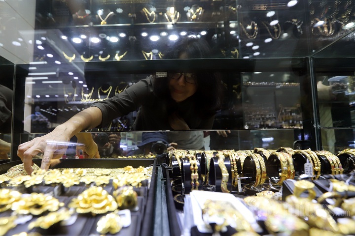 Harga Emas Kembali Turun