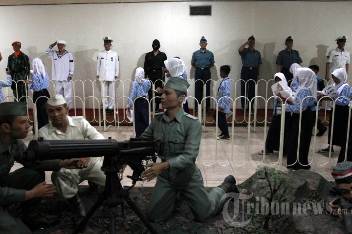 Hari Pahlawan, Siswa Kunjungi Museum Satria Mandala