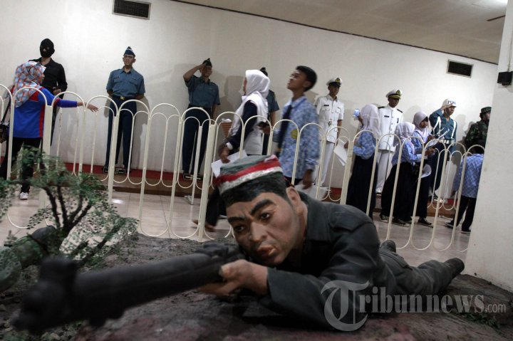 Hari Pahlawan, Siswa Kunjungi Museum Satria Mandala