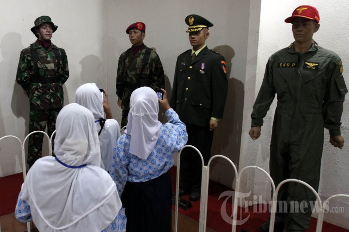 Hari Pahlawan, Siswa Kunjungi Museum Satria Mandala