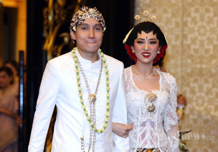 Isyana Sarasvati dan Rayhan Maditra menggelar konferensi pers setelah keduanya resmi menikah, di The Trans Luxury Hotel, Jalan Gatot Subroto, Kota Bandung, Minggu (2/2/2020). Konsep pernikahan mereka memilih konsep modern dan klasik yang dipadukan dengan unsur tradisional adat Jawa. 
