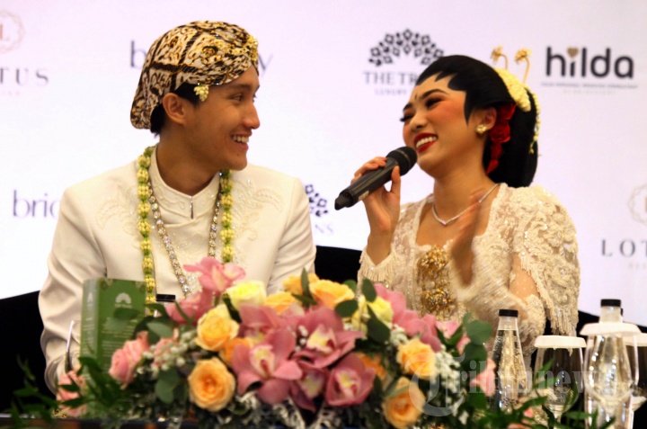 Isyana Sarasvati dan Rayhan Maditra menggelar konferensi pers setelah keduanya resmi menikah, di The Trans Luxury Hotel, Jalan Gatot Subroto, Kota Bandung, Minggu (2/2/2020). Konsep pernikahan mereka memilih konsep modern dan klasik yang dipadukan dengan unsur tradisional adat Jawa. 