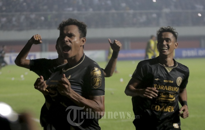Sejumlah pemain PSS Sleman merayakan gol yang dicetak Haris Tuharea melalui tendangan pinalti ke gawang Barito Putra saat babak 32 besar leg ke 2 Piala Indonesia di Stadion Maguwoharjo, Sleman, DI yogyakarta, kamis (31/1/2019). Pada pertandingan yang berkahir imbvang dengan skor 3-3 tersbeut PSS Sleman memastikan diri lolos menuju babak 16 besar Piala Indonesia, 