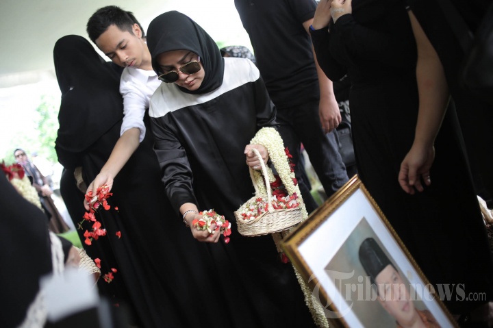 Haru Pada Pemakaman Ayahanda Olla Ramlan