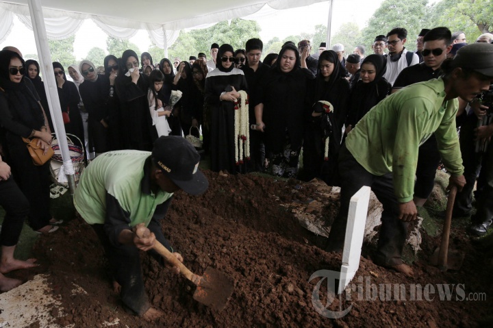 Haru Pada Pemakaman Ayahanda Olla Ramlan