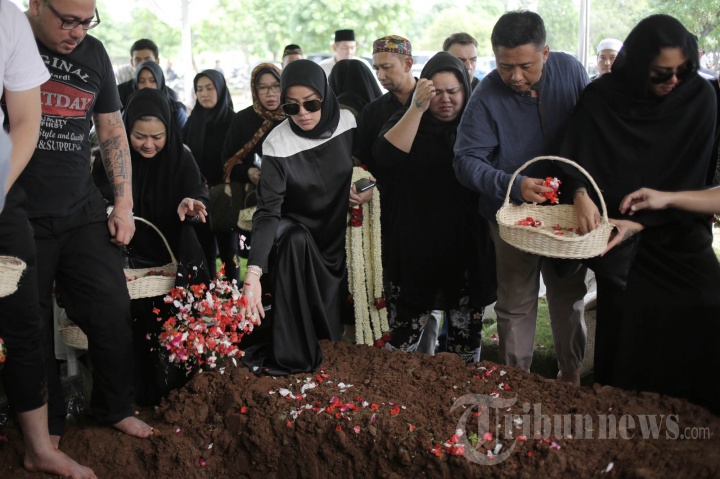 Haru Pada Pemakaman Ayahanda Olla Ramlan
