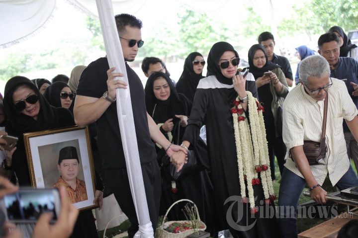 Haru Pada Pemakaman Ayahanda Olla Ramlan