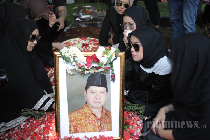 Haru Pada Pemakaman Ayahanda Olla Ramlan
