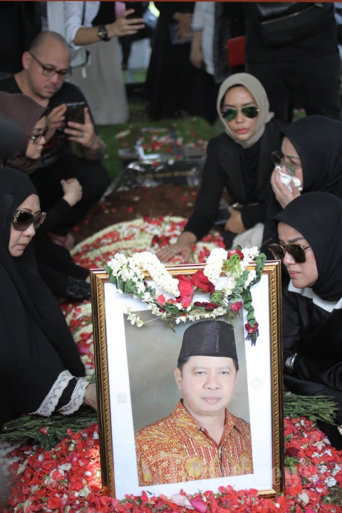 Haru Pada Pemakaman Ayahanda Olla Ramlan