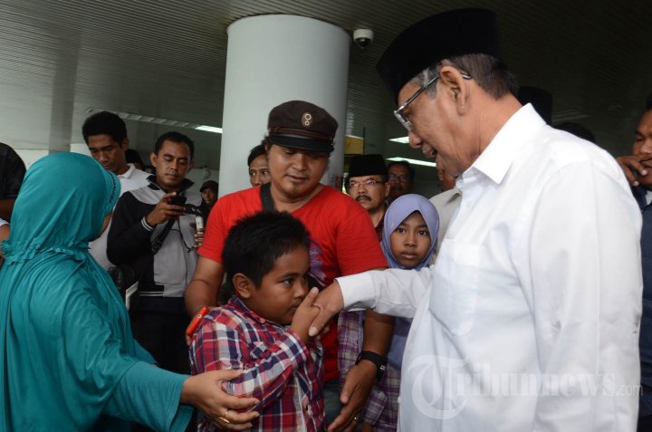 Anggota Dewan Pertimbangan Presiden (Wantimpres) KH Hasyim Muzadi (kanan) bertemu keluarga aktivis anti korupsi asal Bangkalan Mathur Husairi (47) yang masih dalam perawatan di lantai 3 IRD RSU dr Soetomo Surabaya, Rabu (21/1/2015). Mathur Husairi adalah sekjen Madura Corruption Watch (MCW) yang ditembak oleh orang tak dikenal pada Selasa (20/1/2015) dini hari kemarin di depan rumahnya. 