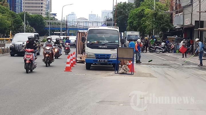 Hati-hati Ada Galian Kabel di Gajah Mada
