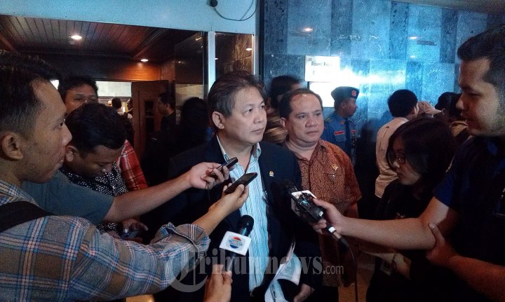 Hendrawan Supratikno Dikerubuti Awak Media