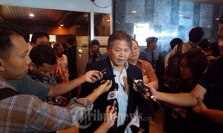 Hendrawan Supratikno Dikerubuti Awak Media