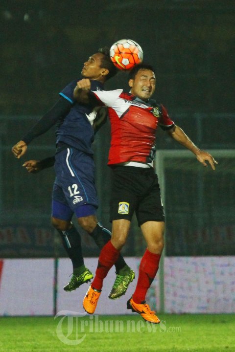 Hendro Siswanto Berebut Bola Dengan Shohei Matsunaga