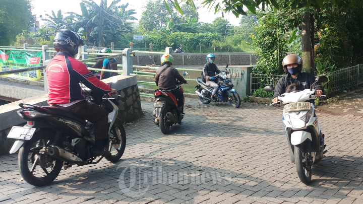 Hindari Penyekatan, Pengendara Motor Lewat Jalan Tikus