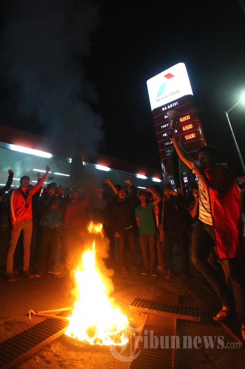 HMI Malang Segel SPBU