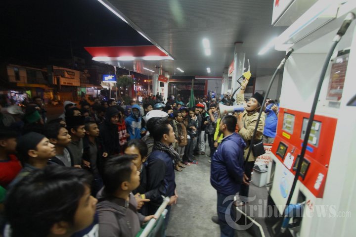 HMI Malang Segel SPBU