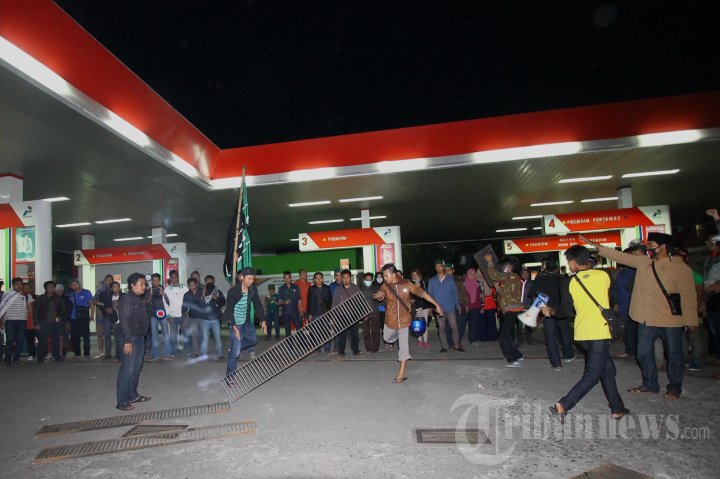 HMI Malang Segel SPBU