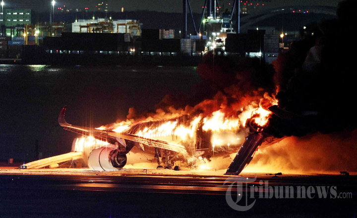 Horor Pesawat Terbakar di Bandara Haneda Tokyo