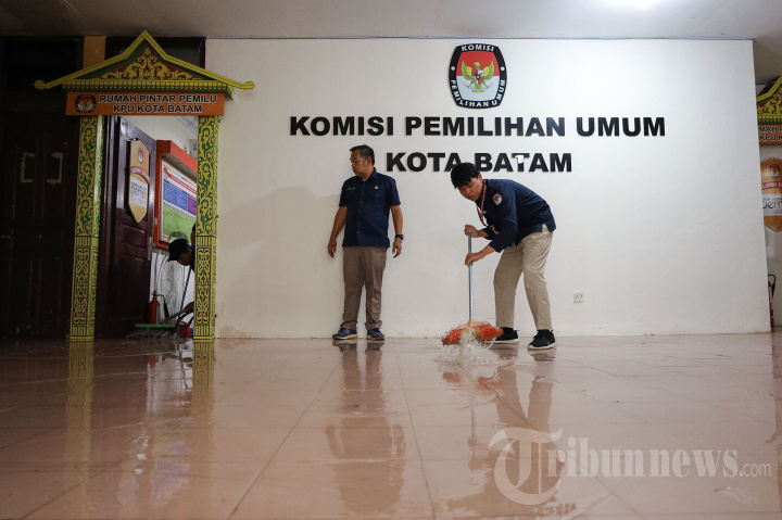 Hujan Deras, KPU Batam Bocor