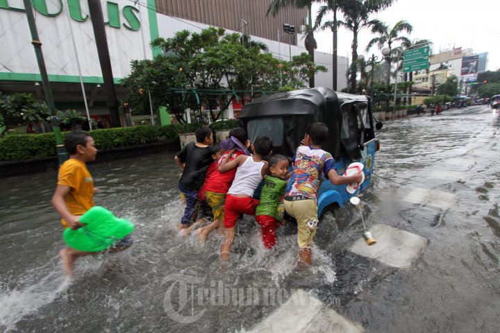 Hujan Tak Kunjung Reda Jakarta Dikepung Banjir