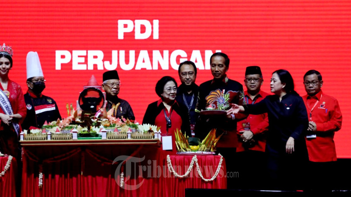 HUT PDIP Ke-50, Mega Berikan Potongan Tumpeng Ke Presiden Jokowi
