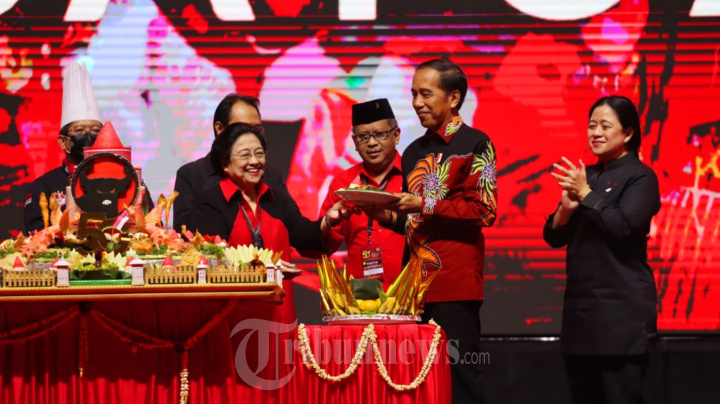 HUT PDIP Ke-50, Mega Berikan Potongan Tumpeng Ke Presiden Jokowi