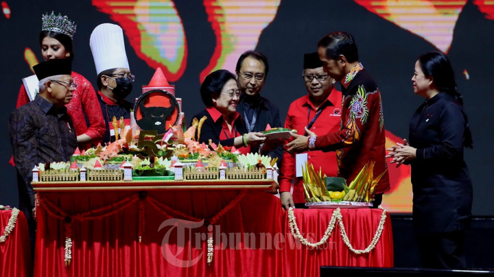 HUT PDIP Ke-50, Mega Berikan Potongan Tumpeng Ke Presiden Jokowi