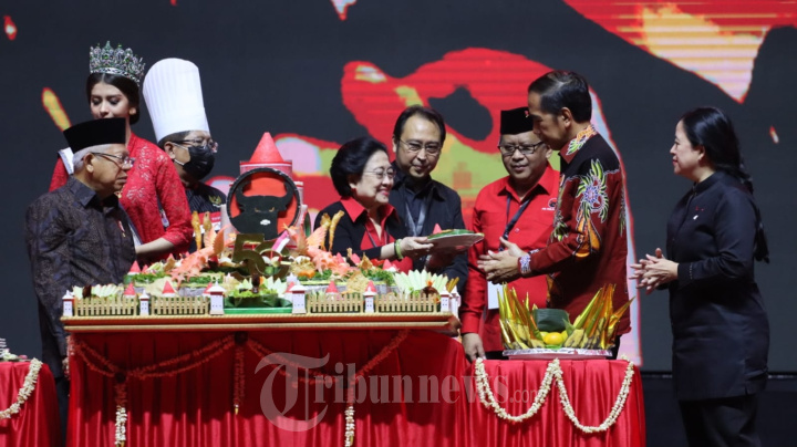 HUT PDIP Ke-50, Mega Berikan Potongan Tumpeng Ke Presiden Jokowi