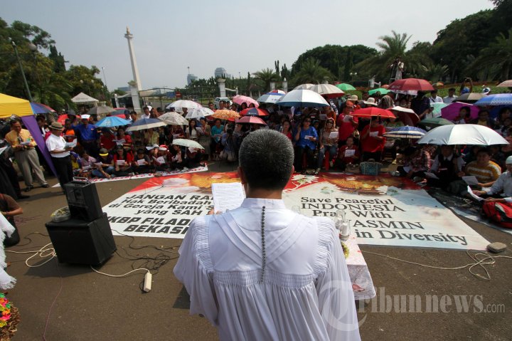 Ibadah Natal di Depan Istana