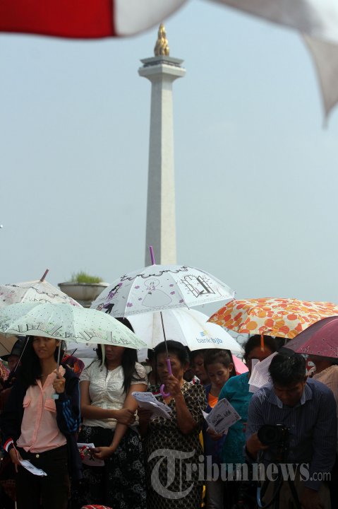 Ibadah Natal di Depan Istana