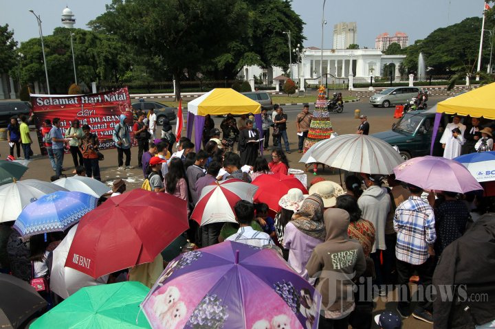 Ibadah Natal di Depan Istana