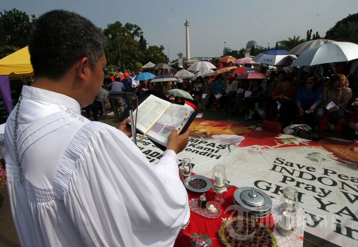Ibadah Natal di Depan Istana