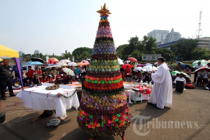 Ibadah Natal di Depan Istana