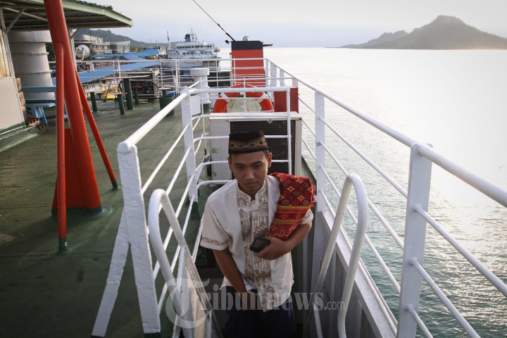 Ibadah Salat Idul Fitri 1443 H di KM Menggala