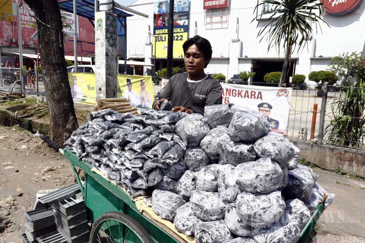 Idul Kurban, Pedagang Peralatan Sate Bermunculan
