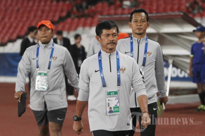Pelatih Timnas Indonesia U 19, Indra Sjafri memberikan instruksi kepada pemain saat melawan Timnas Chinese Taipei pada pertandingan grup A piala AFC U 19 di Stadion Gelora Bung Karno (GBK) Jakarta, Kamis (18/10/2018). Timnas Indonesia berhasil mengalahkan Chinese Taipei dengan skor telak 3-1. 