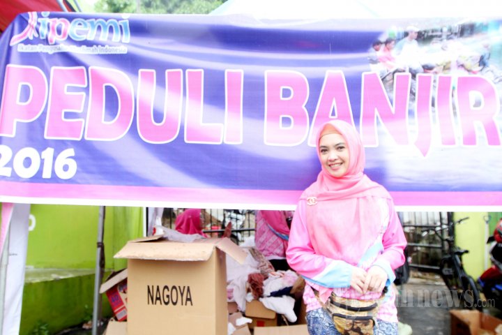 Ingrid Kansil Membantu Korban Banjir