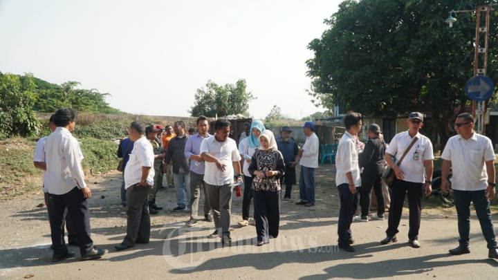 Intan Fauzi Tinjau Langsung Tanggul Kali Bekasi Jebol